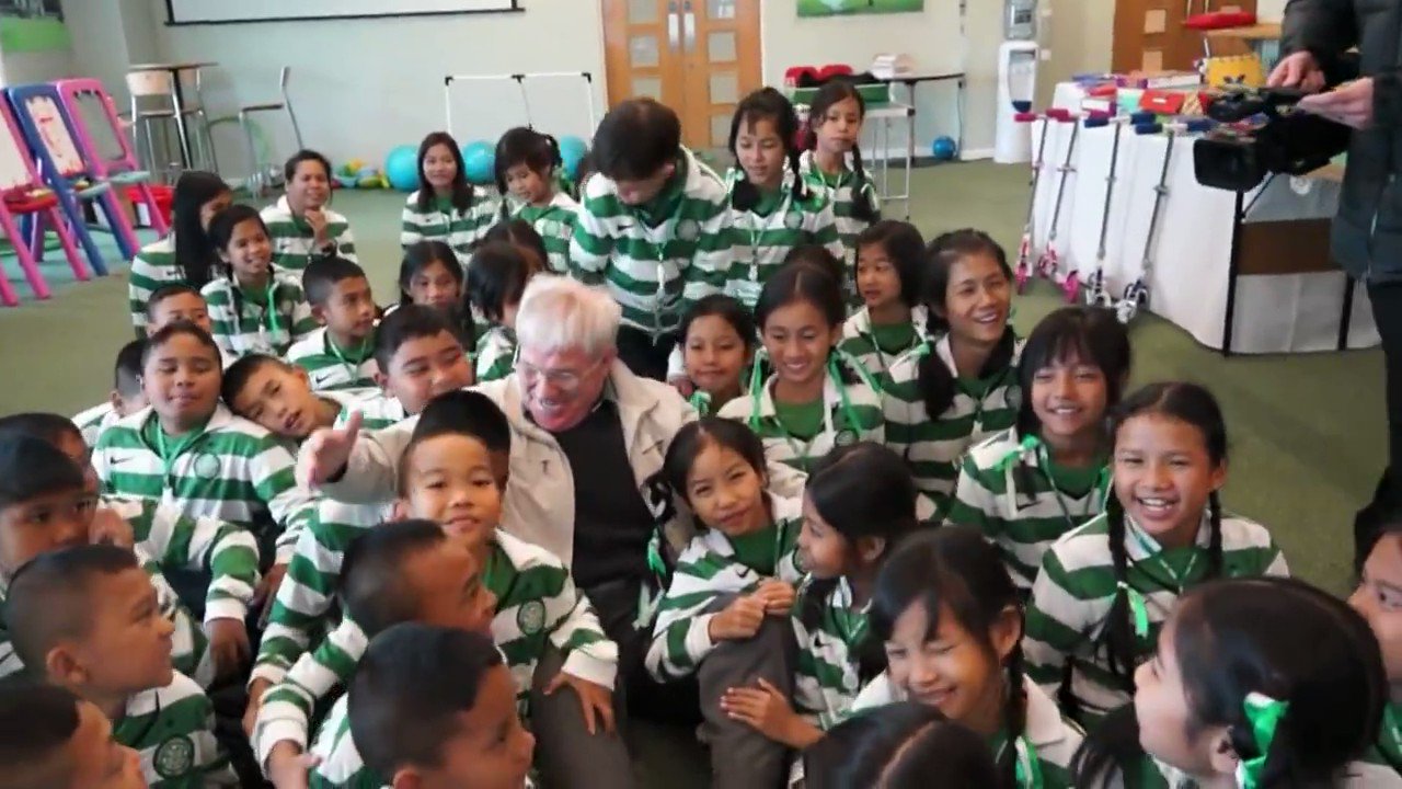 Bertie Auld sings with the Thai Tims. Happy birthday to wonderful Bertie! 