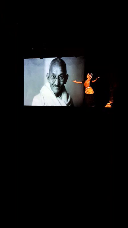 #BapuAt150
Celebrating Gandhi@150 #AHIMSA an innovative dance production was staged by Aru Sri Art Theatre in collaboration with @IndiainSL to a packed audience at Bishops College Auditorium in Colombo
@Mahatma150 @IndianDiplomacy @ICCR_Delhi