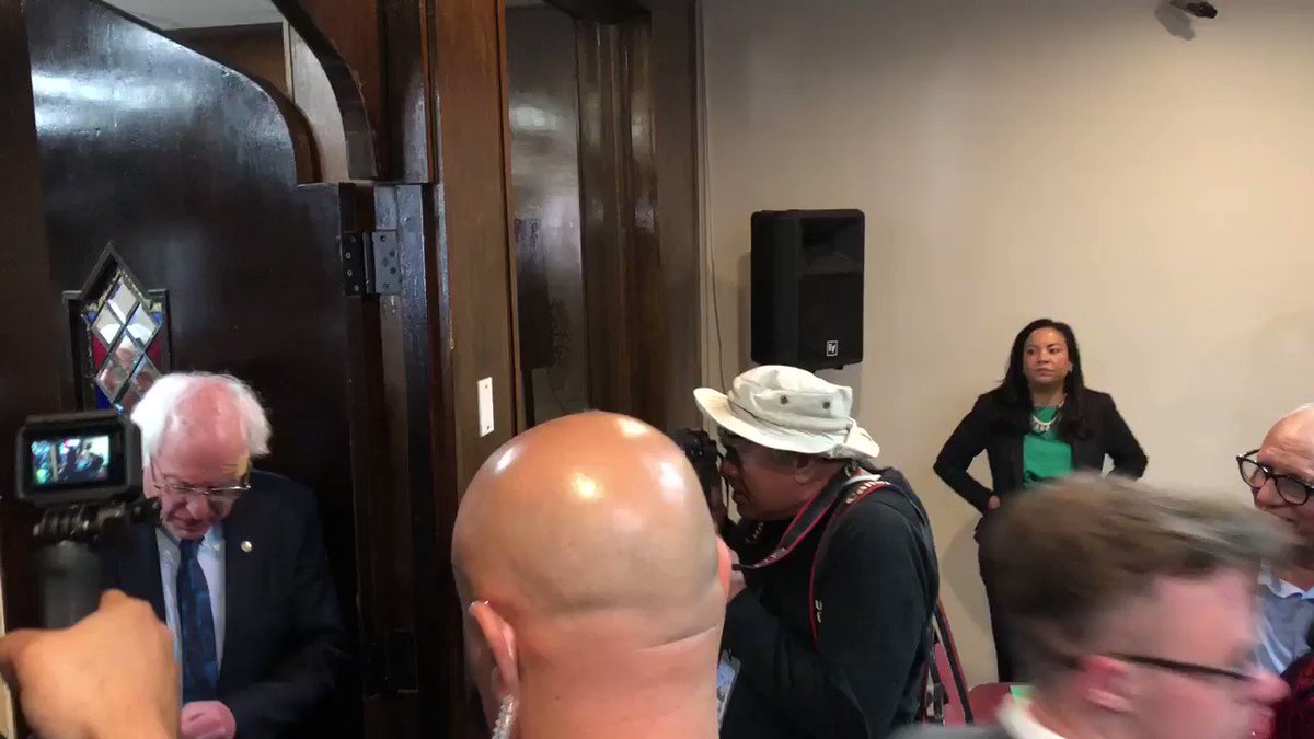 .@BernieSanders enters the Islamic Center of Southern California.
He’s here to show his support for the Muslim community following the massacre in New Zealand.