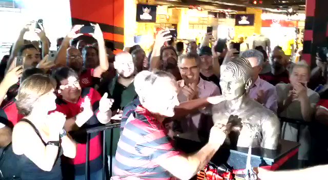 A justa homenagem ao maior lateral-direito da história! Hoje, na Gávea, rolou a inauguração do busto do ídolo Leandro. Uma carreira de grandes momentos e amor incondicional pelo Flamengo! Obrigado por tudo, craque! #CRF
