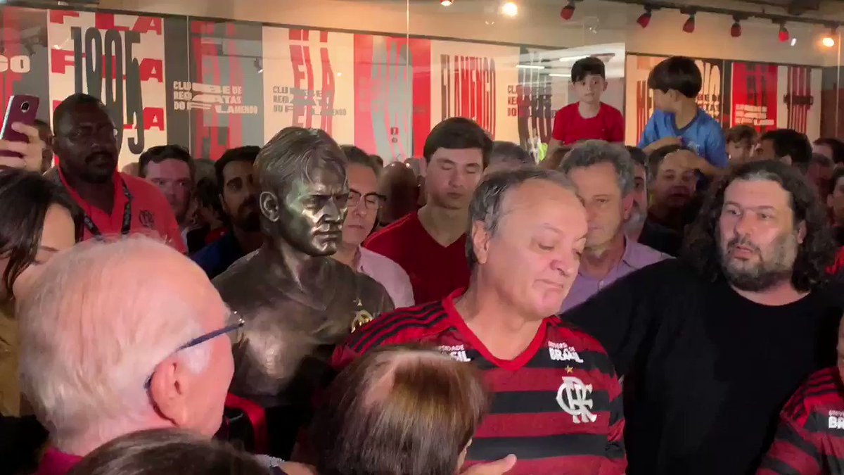 Discurso emocionado do craque Leandro na inauguração do seu Busto na Gávea! Espetacular! #maisquerido #flamengo #tesigoatodolado #acimadetudorubronegro #crf