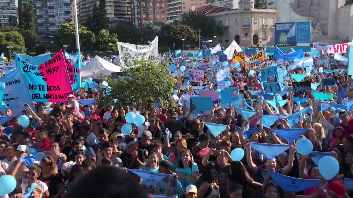 Multitudinaria marcha en Rosario 👏🏽👏🏽👏🏽#MarchamosXlaVida #SomosVida #SomosMuchos @MarchasVida @AmelieGranata @gustavovolpe @VidaSiRosario @CfapvsecC @Maximus8814 @dantemic2 @marianoobarrio @lacapital @Walterghione @por_sede @JorgeARipani 💙💙💙