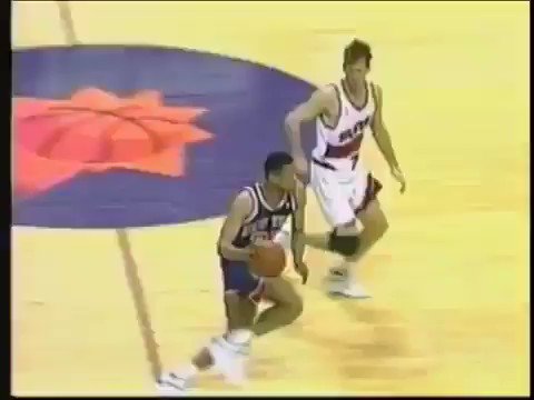 On this day in 1993, the Knicks and Suns got into one of the wildest brawls in NBA history ๐ค
(via @evboogie)