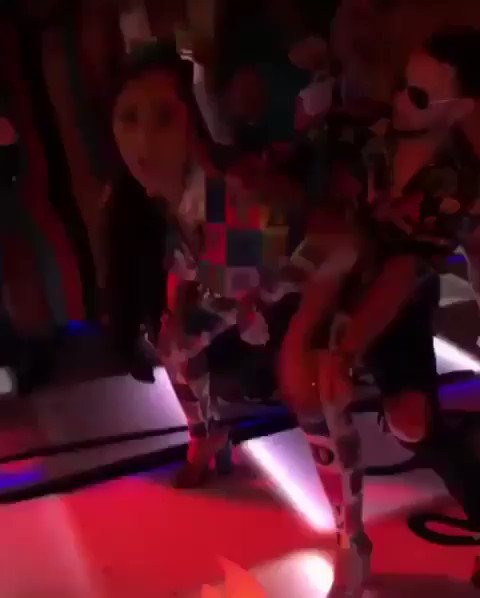Steph and Ayesha Curry dance exactly like you think they would ๐คฃ๐คฃ๐คฃ
