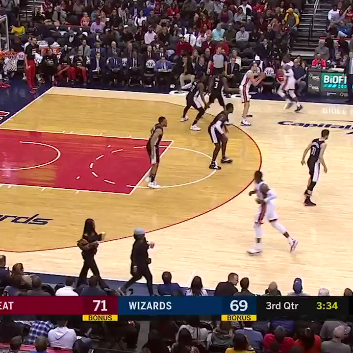 D-Wade got 'em with the hesi and finished with the slam ⚡️