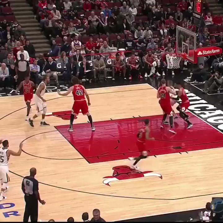 Donovan Mitchell threw that no-look oop 🔥
(📍 @StateFarm)
