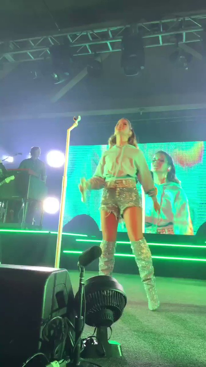 sheโs so cute and kind and caring and sheโs like a proud mom without a (human) child i cant breathe.
thank you for letting me redeem myself @MarenMorris #GIRLTheWorldTour
