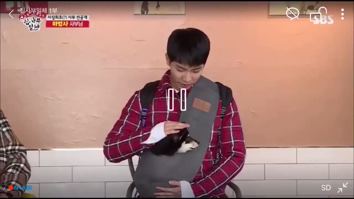 Seunggi says Perro's never bored; always around lots of family^^ YSH says it's really hard to bathe dogs + they'll howl at the bell sound~ Seunggi says not Perro; he's dignified when bathing, chill at the bell, even grooves to a beat just like his owner😍