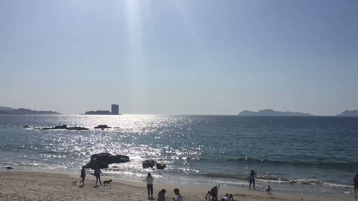 A veces dominguero 🤭☀️ – at Praia de Samil