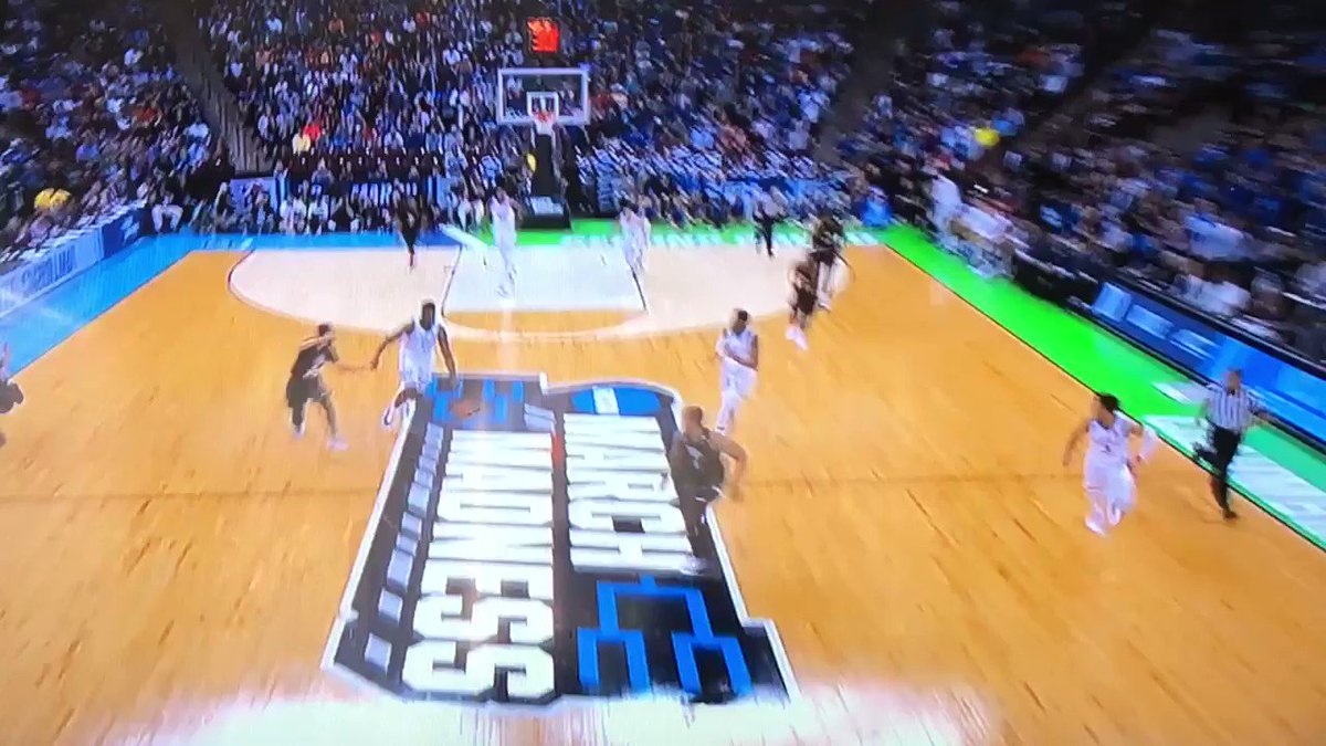 Incredible transition pass by Zion Williamson at the end of the half against UCF