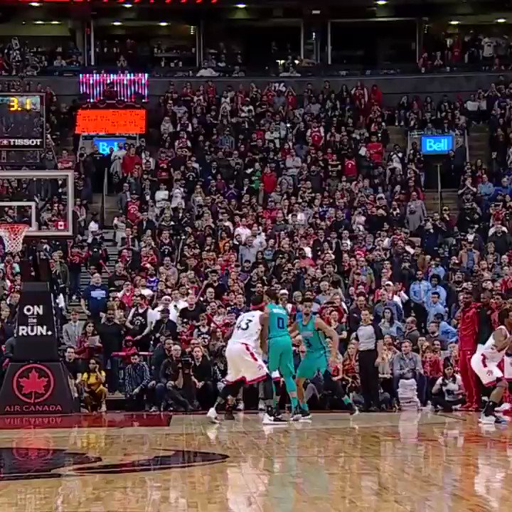 O BASQUETE É FANTÁSTICO!!!
jlamb com um arremesso INACREDITÁVEL no último segundo para a vitória dos Hornets! 😱 Tissot #ThisIsYourTime #TissotBuzzerBeater