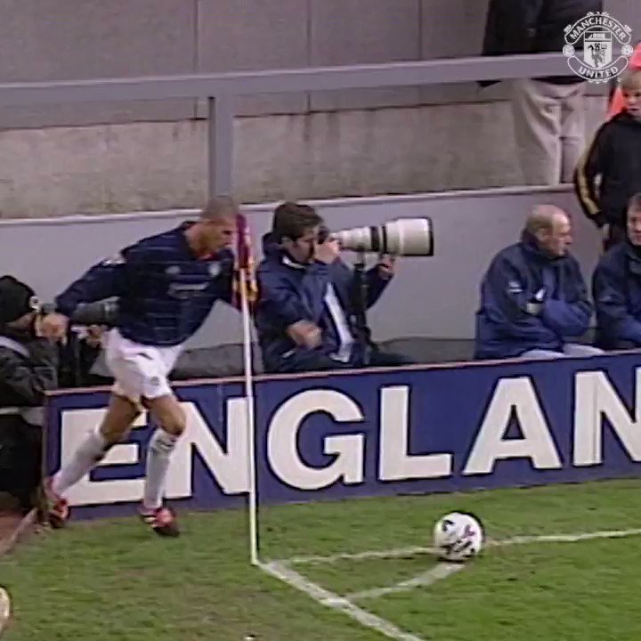 Start your week right... with a watch of this!
#OnThisDay 19 years ago, Scholesy stunned Bradford ☄️