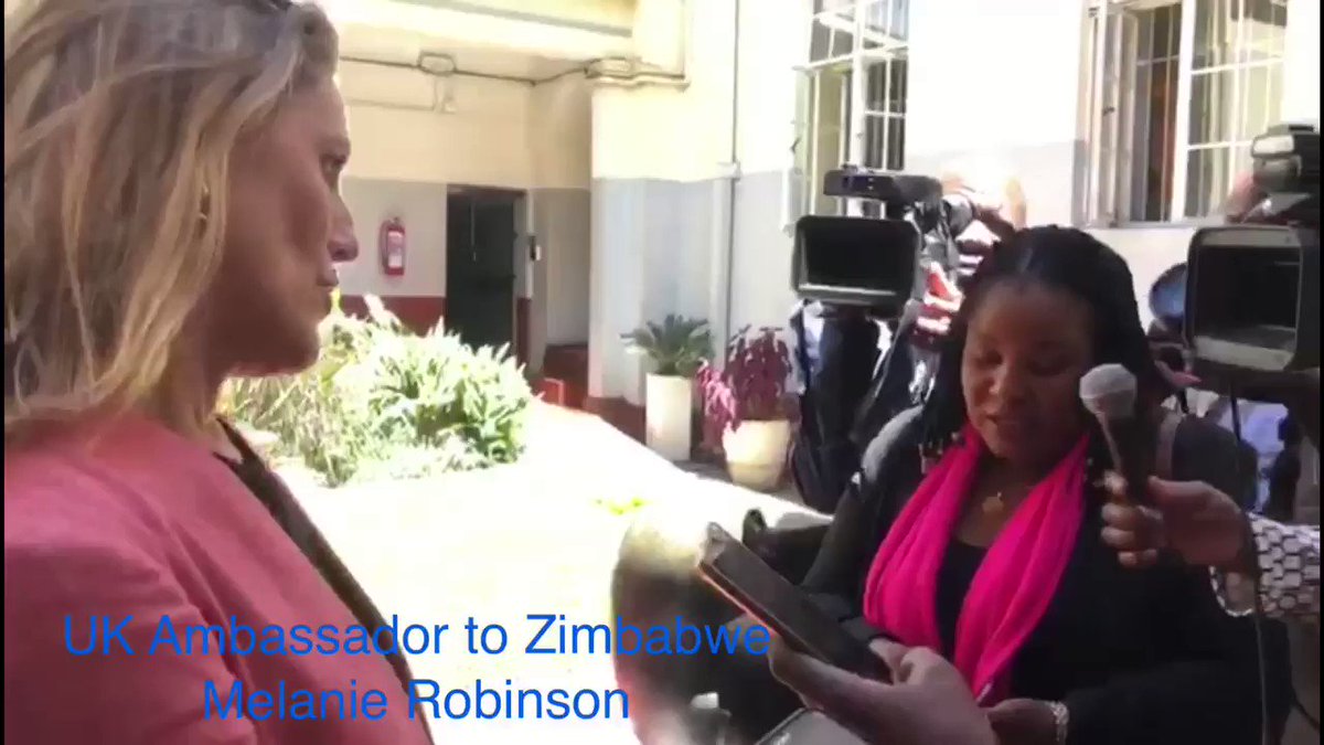 “We’ll be reviewing the needs assessment today, of where the greatest needs are and we will do MORE”
WATCH: @HMAMelanieR updates journalists on on-going UK 🇬🇧 support to #CycloneIdai after meeting @edmnangagwa on Friday.
@hbaldwin @pennymordaunt @DFID_UK @UNICEFZIMBABWE