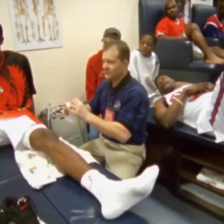 That time Dikembe Mutombo reminded everyone that MJ had never dunked on him. But that all changes later in the season. 🤣
(🎥: @timelesssports_)