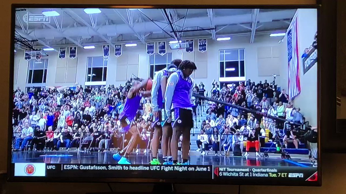 2019 @GatorsMBK commit @Scott_lewis_23 should win the Dunk Contest And make #SCTop10 with this windmill over 3 dudes.