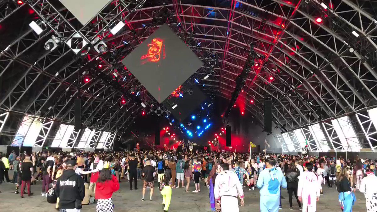 One of my favorite moments at #BeyondWonderland this year is when @RawtekOfficial dropped this edit of #EarthWindAndFire's classic tune "September" and the entire crowd sang along ππΆππΌπΊπ»ππ» #rawtek #barongfamily #edm #music #itslit #theturnupisreal @BeyondWland @insomniacevents