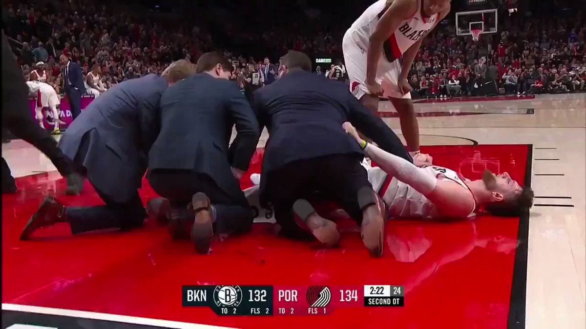 Escalofriante lesión de Jusuf Nurkic... Se partió la pierna literalmente en dos... 😱😰
Lógicamente, se perderá el resto de la temporada.
Golpe muy duro para estos Blazers donde Nurkic es vital para el desarrollo del juego.
#RipCity