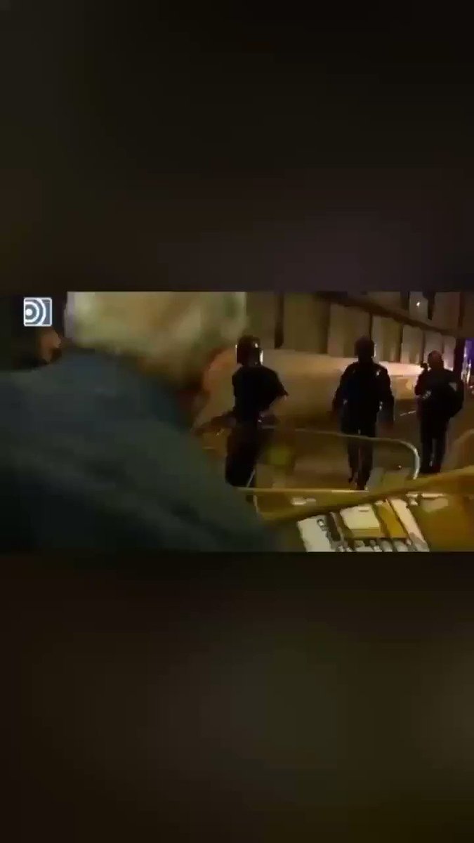 Recordemos las canciones, los claveles y el pacifismo con el que los separatas recibieron a la Guardia Civil en el registro de Unipost.
¿Es falso hablar de "clima insurreccional" viendo la actuación de esta "gente de paz"?
Que cada uno saque sus propias conclusiones.
📽️👇