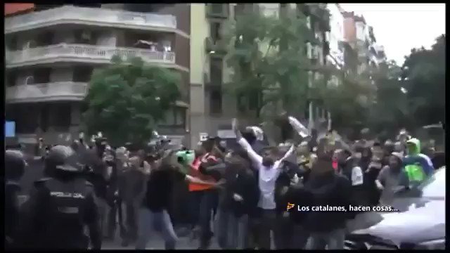 Y ese "clima insurreccional" tampoco existió el 1-O. Las imágenes de ataques de la turba separata al CNP y la GC deben ser producto de la imaginación constitucionalista.
Aquí solo se ve a los🎗️con palabras amables, sonrisas pacifistas y muchos claveles.
Juzgad vosotros.
📽️👇