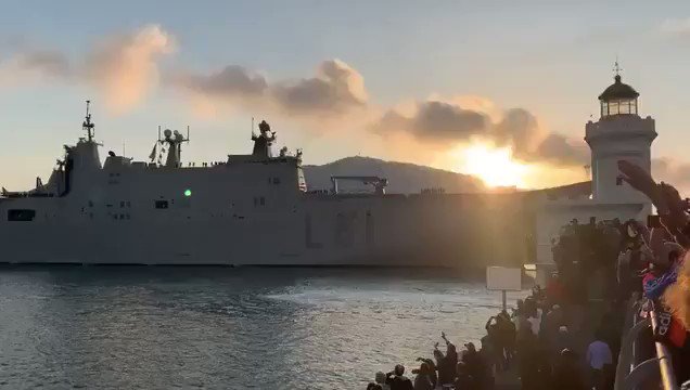 Buenas noches a todos los españoles de bien.
Emotiva despedida al "Juan Carlos I" en Getxo. Una vez más vemos que a España no la defienden los gobiernos serviles con los nacionalistas, sino los ciudadanos anónimos abandonados por esos políticos.
Rabiad, filoetarras y populistas.