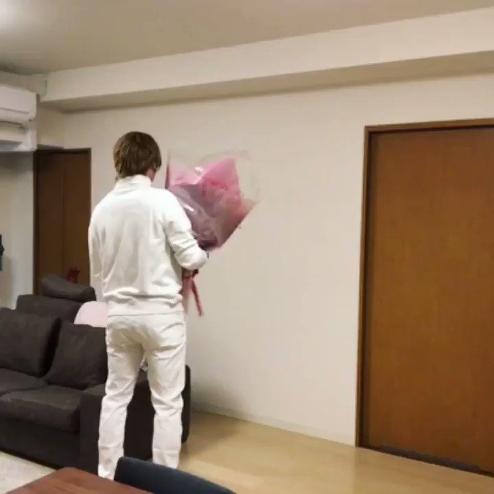 １００本のバラを持って笑かそうとしたのに泣かれてしまったｗｗｗそりゃそうだよｗｗｗ