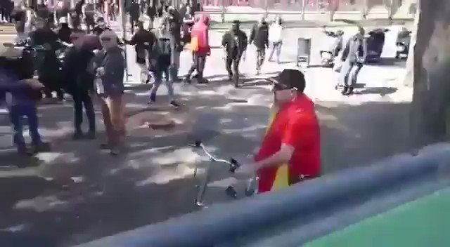 Quiero hacer un hilo sobre las agresiones cometidas por los separatistas en contra de los catalanes patriotas. 👇🏻
1. Un señor es agredido mientras iba tranquilamente en su bicicleta. Cuando vi estas imágenes sentí rabia y una gran impotencia.