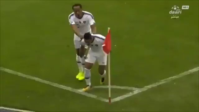 دون الاساءة لأحد ..
دون التفرقة بين الجماهير ..
هنا نشاهد نفس الحدث(الفرحة امام الجمهور المنافس) .. مع اختلاف ردة الفعل .
الكل حبايب واخوان( ok) ..ولكن القوانين وتطبيقها (موس على كل الروس) حتى لو تجاهلها او تغافل عنها مراقب المباراة يا #لجنة_الإنضباط_والاخلاق
إنّا لمنتظرون 🤔