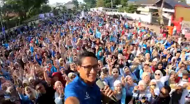 Selamat pagi Surabaya!Pagi ini memulai kegiatan dengan senam sehat bareng masyarakat Surabaya, dari anak-anak muda hingga emak-emak. Hadir juga Sandiaga Uno 20 tahun yang lalu yakni Al Ghazali yang sudah mengiringi kita bernyanyi bersama.