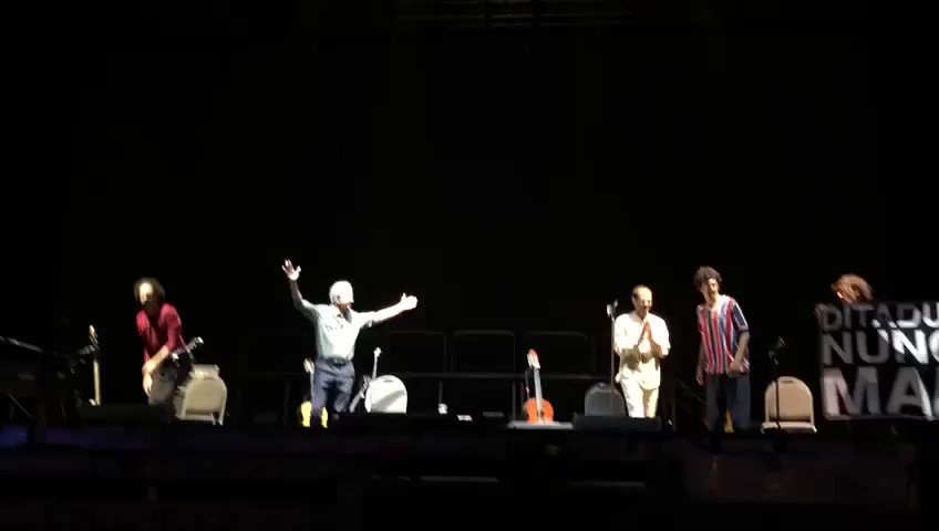 . @caetanoveloso hoje durante seu show no @lollapaloozaar na #Argentina, em repúdio às menções a favor da ditadura e do golpe militar de 1964.
#DitaduraNuncaMais #64NuncaMais #342artes #Lollapalooza