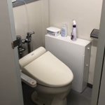 会社のトイレで中に入って電気を消すと・・・なんと隠しメッセージが!