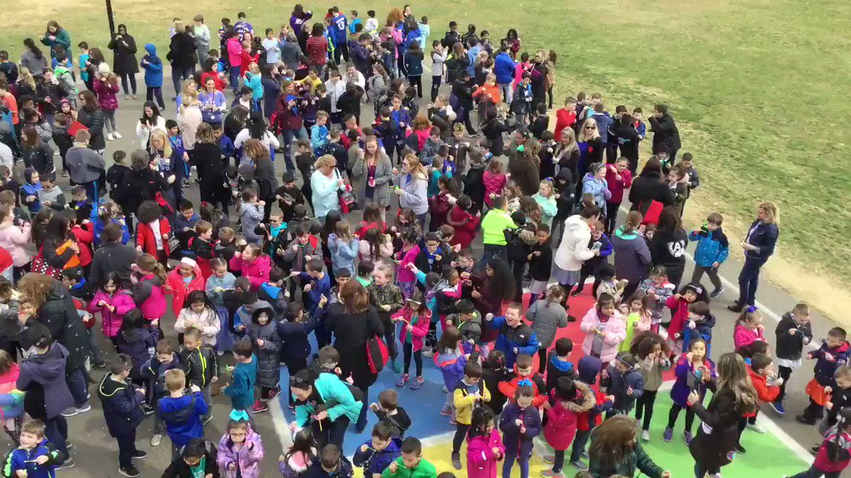 Applegate celebrates World Autism Day with a school wide event of “Blowing Bubbles for Autism” 🧩 @FACESautism @CRA_Bulldogs @CRAMrMillaway @CRAMsHarms @FTS_NDickstein @ApplegatePE