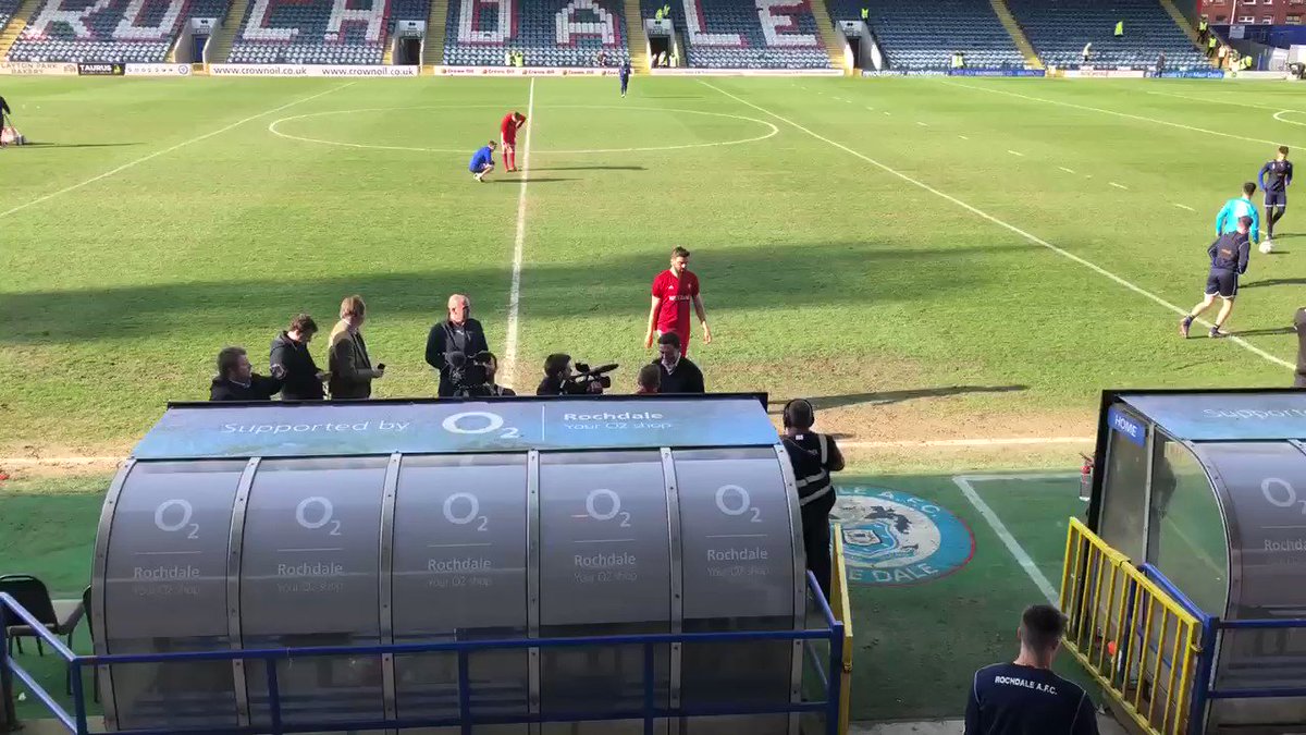 .@SunderlandAFC boss Jack Ross trying to keep a straight face whilst been serenaded by some of the 3000+ #safc supporters who travelled down to Rochdale.
When asked to quieten down (by Rochdale stewards) the reply was โDunna worry Rossy loves itโ ๐๐๐๐