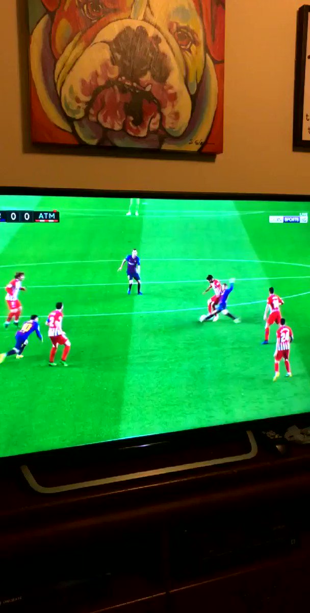 The sequence:
1-Diego Costa wanted a foul
2-Foul not given
3-Diego Costa aggressively comes towards Gil Manzano and dissents the decision
4-Gil Manzano dents off Diego Costa; Manzano clearly says: “me dijo hijo de tu puta madre, fuera” (you son of a whore, out)
#BarcaAtleti