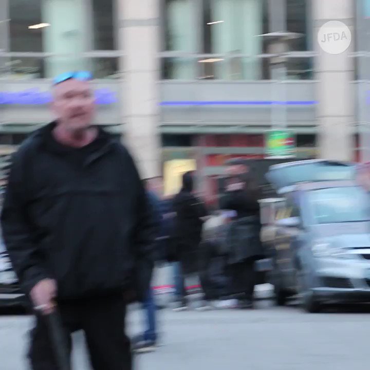 200 Rechtsextreme zogen am 06.04.19 mit einem Fackelmarsch durch #Magdeburg – viele von ihnen mit offenem Bekenntnis zu Nationalsozialismus & Rechtsterrorismus. Eine Sitzblockade von Gegendemonstrant*innen wurde durch die Polizei geräumt. #md0604 Bericht: https://jfda.de/blog/2019/04/07/neonazi-fackelmarsch-magdeburg/ …