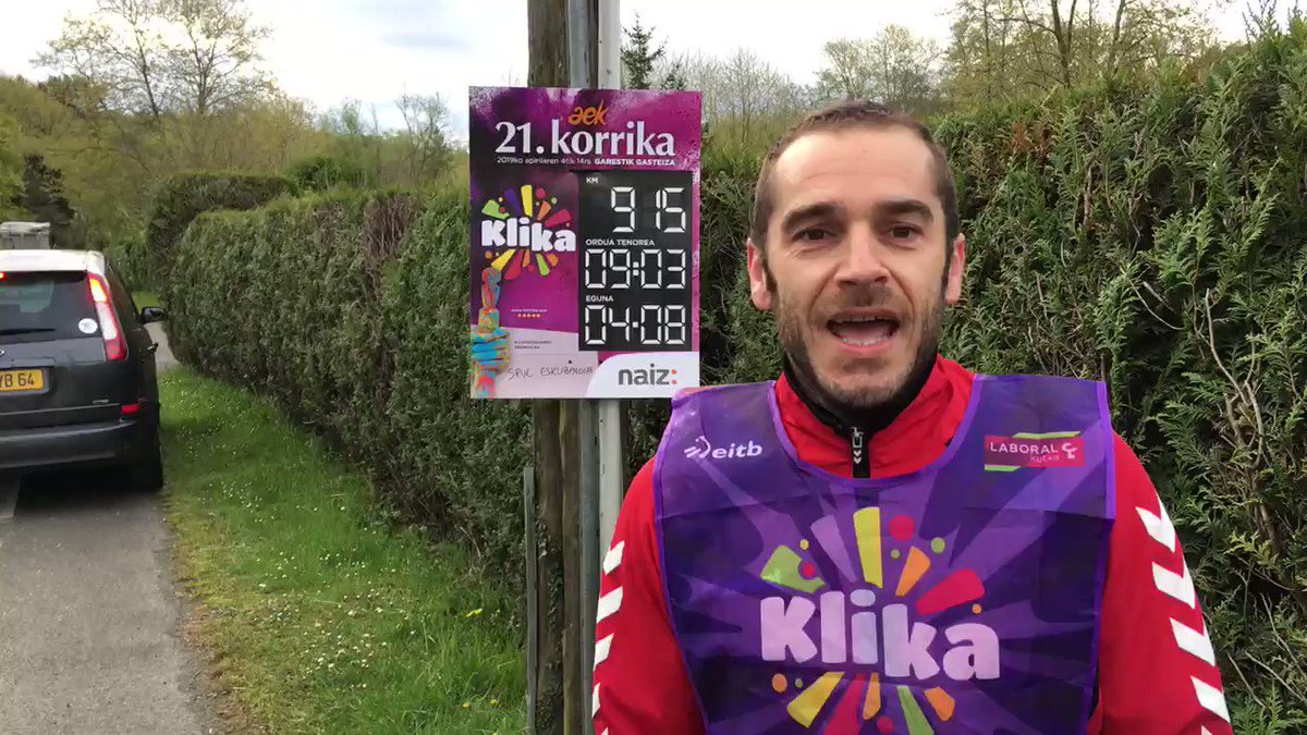Jende anitz izan da Senpere erdigunean. Ikasle asko, adin guzietakoak, eta urrunago bide bazterrean, bakarrik dago zain, SPUC eskubaloi taldeko ordezkaria. Bakarrik baina gogotxu #Korrika21