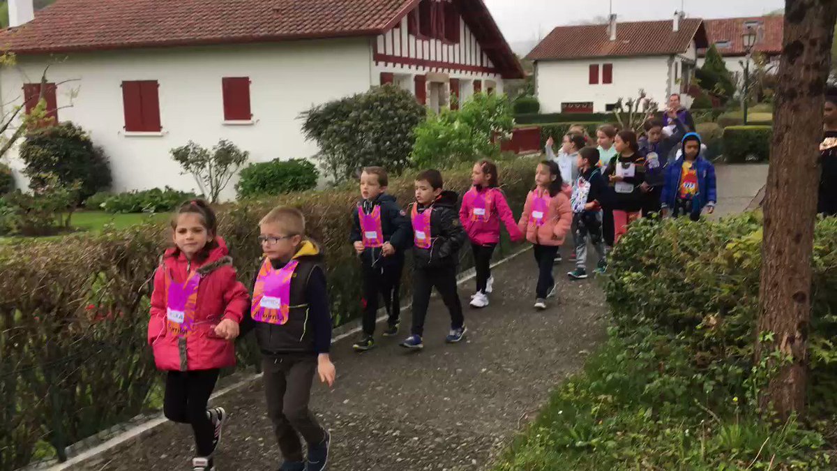 Les élèves de CP et grande section d’Ainhoa vont se joindre à la course en faveur de la langue basque. L’école publique n’a pas pu expérimenter l’enseignement immersif en euskara à la rentrée prochaine #korrika21