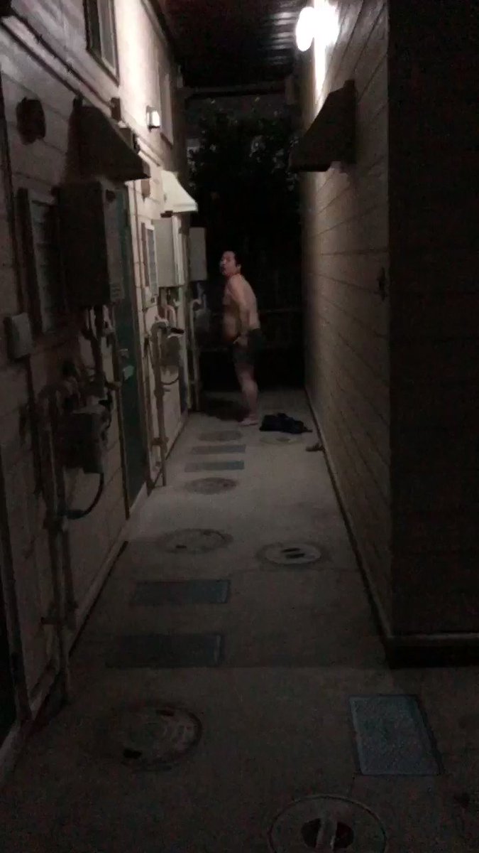 動画 パンツ一丁で滅びのバーストストリームを放った中年男性 大量の警官に取り押さえられる Togetter 動画 パンツ一丁で滅びのバーストストリームを放った中年男性 大量の警官に取り押さえられる Togetter