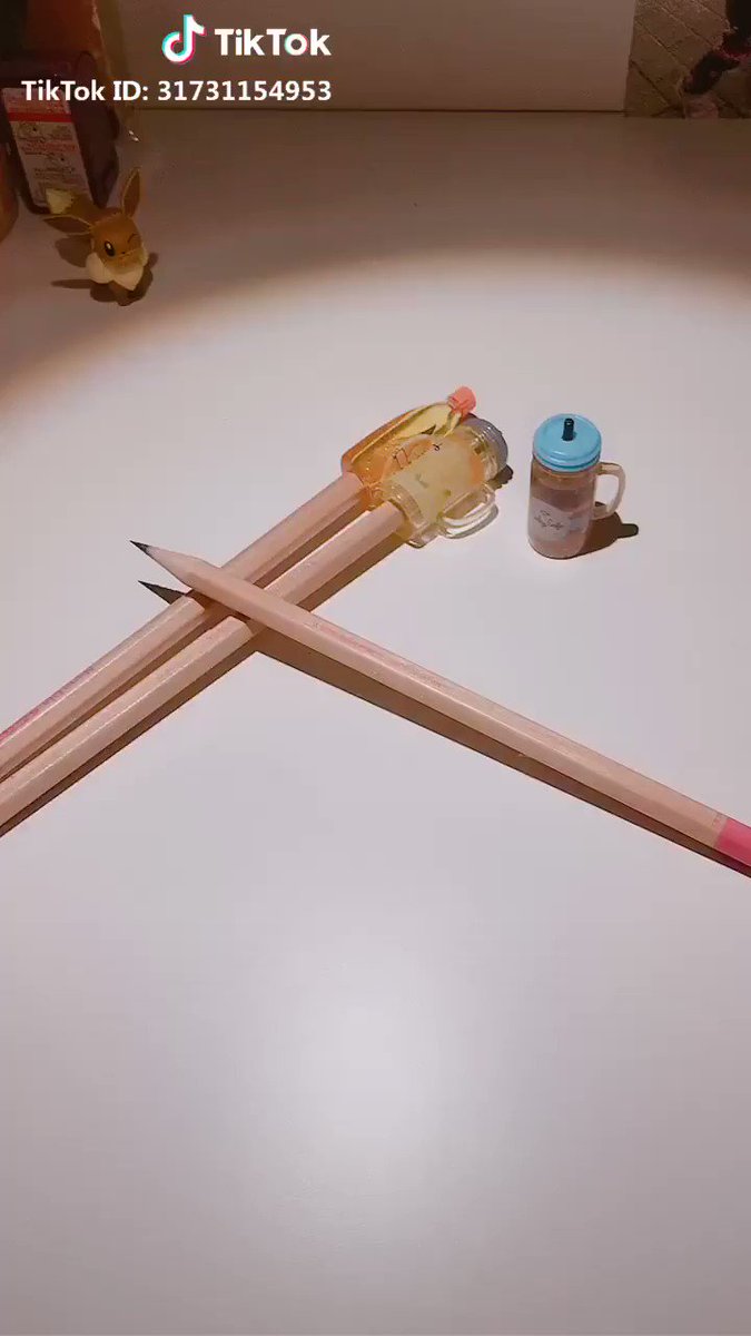 先端恐怖症の方は閲覧注意！片目を瞑りながら見ると鉛筆が･･･！