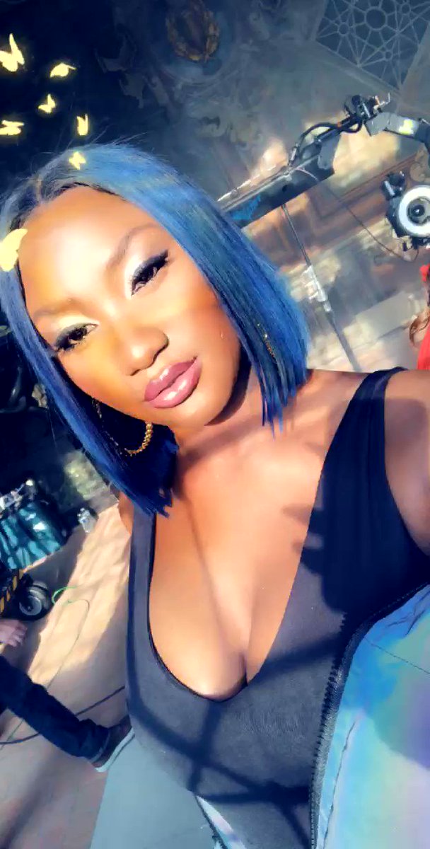 @AyaNakamuraa #Pookie #AyaNakamura #POOKIE !!! C’était vraiment cool de pouvoir VOGUE dans ton clip super expérience puis enchaîner avec l’Olympia c’était juste le feux tu déchire ma sœur de cheveux bleu😂❤️!!!
#ayanakamura #vogue #voguing #viniirevlon