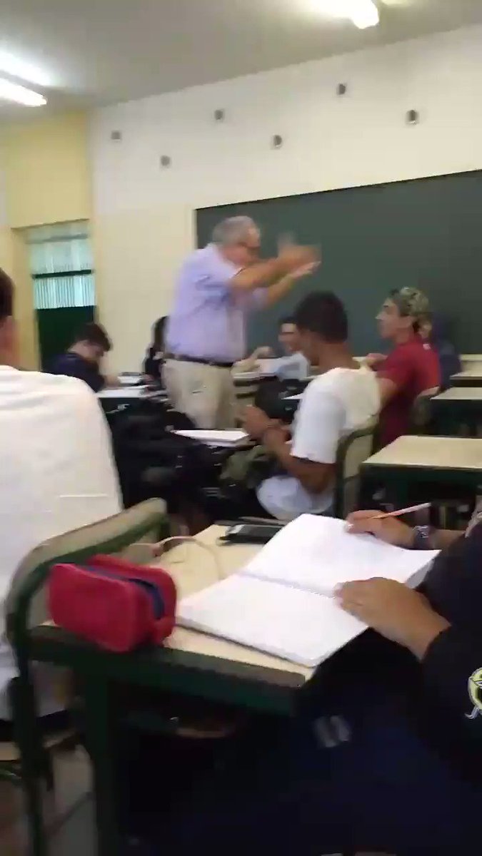 Se um aluno não tivesse filmado, ninguém jamais teria assistido a essa cena.