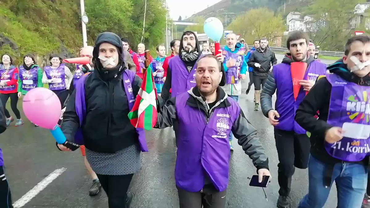 AEKren prentsa bulegoko kideak eta #korrika21 jarraitzen duten hedabideen kilometroa, euskal hedabideak euskararen alde eta euskaraz! @berria @HamaikaTb @arrosa @euskalirratiak @aiaraldea @AIZUaldizkaria @eitbeus eta bidean topatu ditugun lagun guztiak!