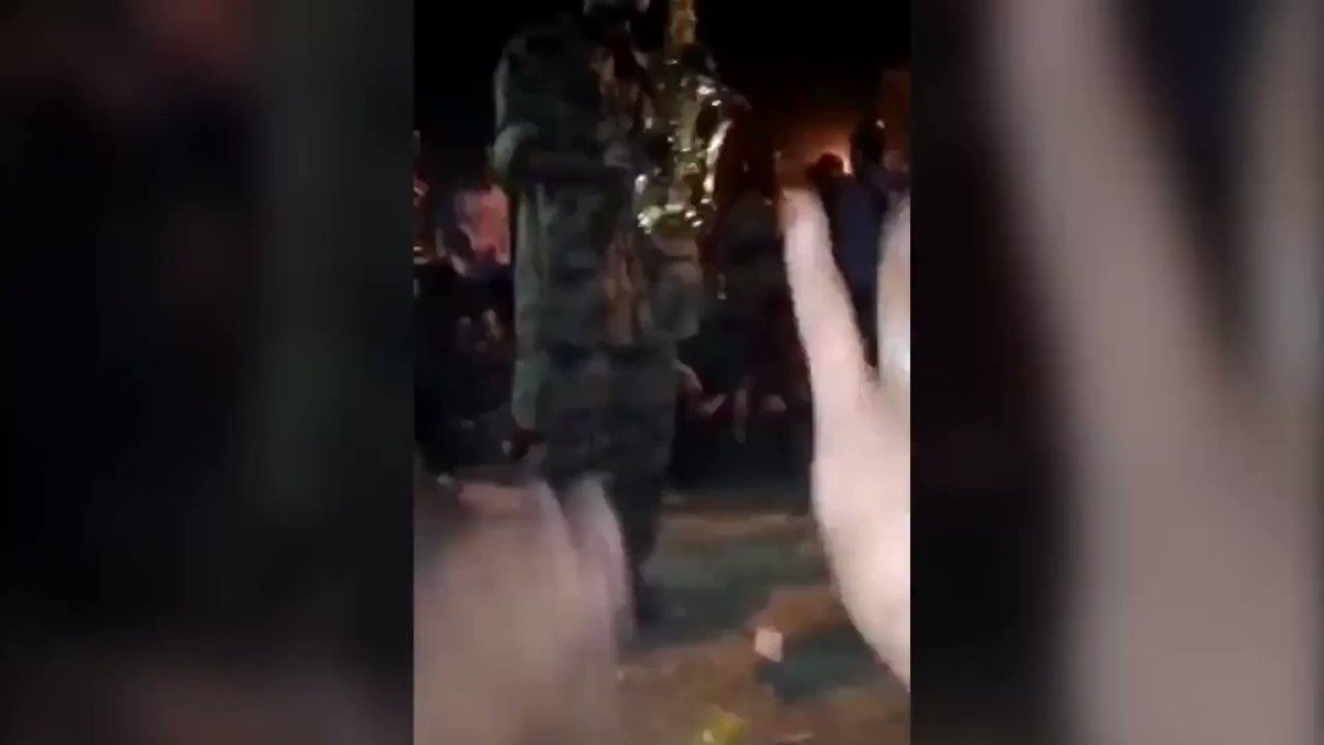 Video: Last night an Army soldier played a song from Kurdufan at the Armed Forces General Command Sit-in, Khartoum. Song's lyrics say "Who can lift this heavy chain?, He who lights the fire will get its warmth"
#اعتصام_القيادة_العامة
#مدن_السودان_تنتفض
#SudanUprising