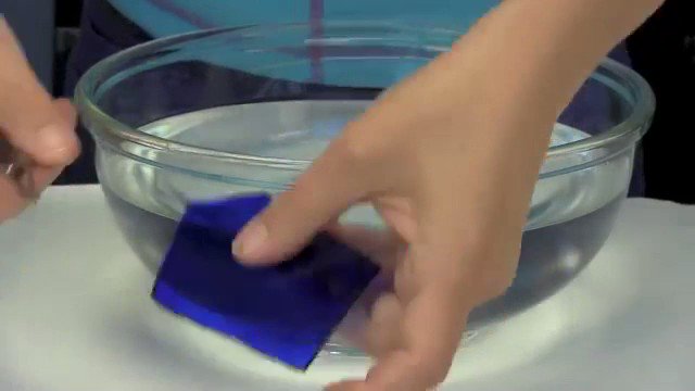 科学トリビア 嘘のような真実編 水の中では ガラス をハサミで切ることができる 紙のように切れるわけではないが 水の中ならガラスは粉々にならず 思い通りに切ることが出来る この現象を ケモメカニカル効果 と言う 出典 Cutting Glass With