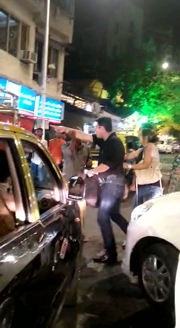 #Watch | Father-Son duo beat up traffic cop for stopping them in a no entry lane in Tardeo area, case registered
@RoadsOfMumbai @RidlrMUM @MumbaiPolice @mumbaitraffic #mumbaitrafficpolice