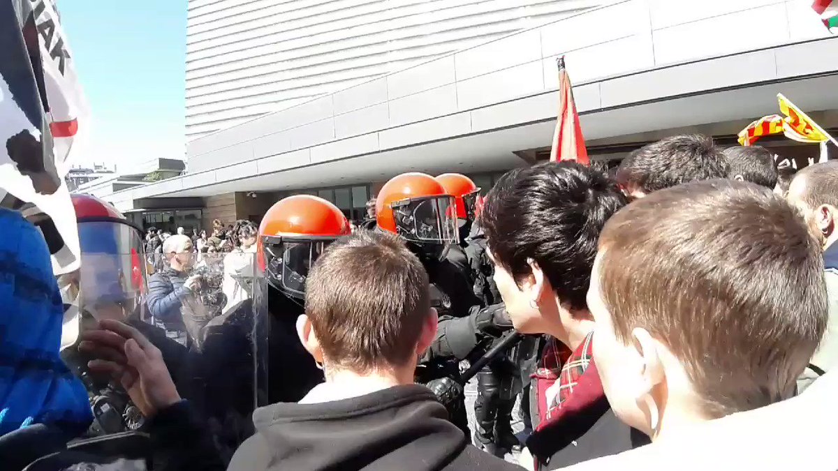 Antifaxistei oldartu zaie Ertzaintza Donostian, VOXen ekitaldian.
🎥Irudiak, @ikiagirre eta @irutxulo bidez
Euskal Herria Antifaxista!
#EzDiraPasako
#AgurTrifachito