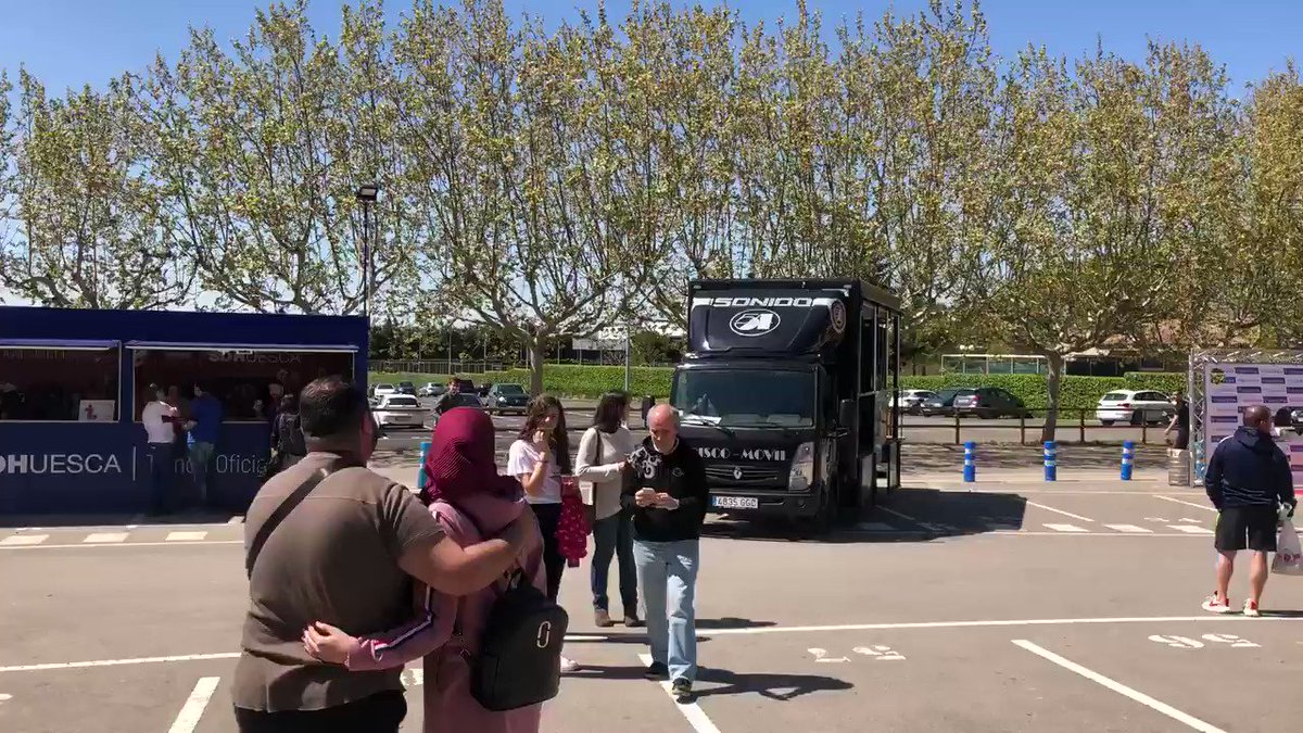 Suena Bohemian Rhapsody en la disco móvil de El Alcoraz. A punto de llegar el Barça al estadio del Huesca. Sin Messi, Suárez, Busquets, Piqué, Rakitic y Sergi Roberto. Día para los suplentes. @carrusel