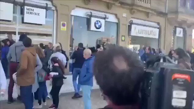 🚨🚨🚨 Esto es lo que han tenido que soportar los asistentes al acto de VOX con @Santi_ABASCAL en San Sebastián al entrar y al salir del acto.
Es inútil lo que hagáis, la #EspañaViva no tiene miedo a nada ni a nadie 💪🇪🇸