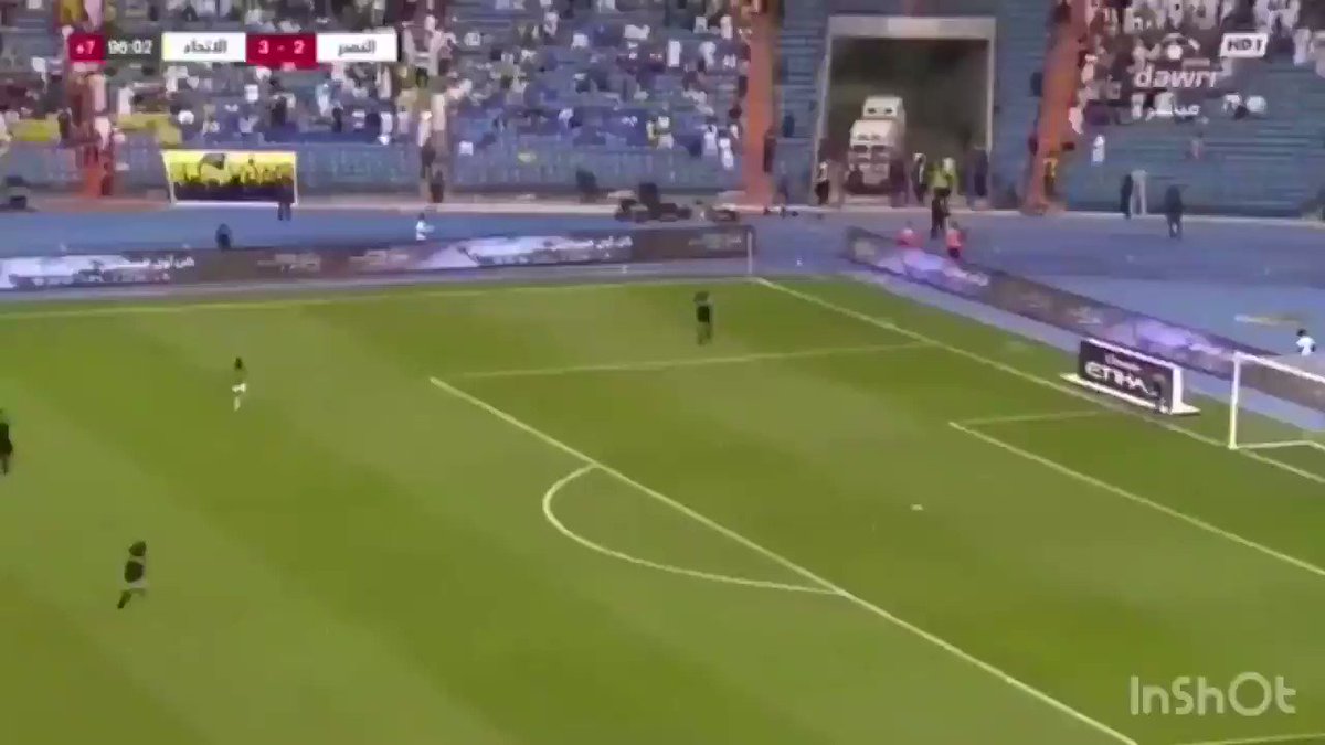 لاحظ الطبيب كيف يعطي لاعب #النصر عبوة بطريقة غريبه ولم يمسكة اللاعب بل باقيه في يد الطبيب ،
هل هذه من المكملات اللي طالبينها ✋