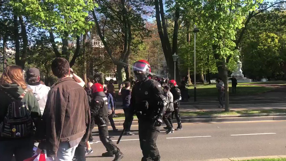 Ayer, vi a la policía vasca pegarnos por gritar Gora Borroka Feminista, detener a una mujer que no había hecho nada, disparar pelotas apuntando a la cabeza, pegar a una parlamentaria... no tengo más vídeos porque me tiraron el móvil de una hostia. Todo, para defender el fascismo.