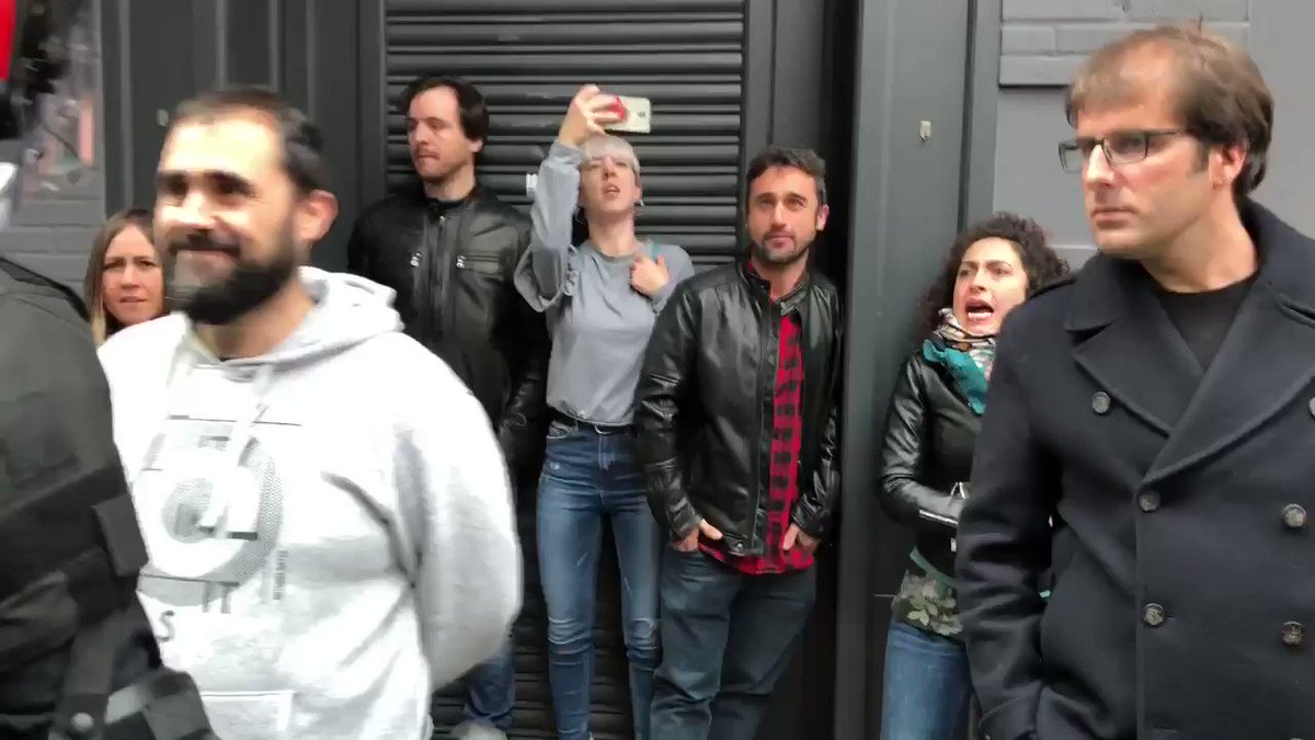 Así nos ha recibido en Rentería el odio nacionalista a quienes defendemos la libertad y la democracia. Visto lo visto, volveremos pronto. ¡Ni un solo pueblo de España sin libertad!
¡Vamos! 💪🏻
#VamosPorLaLibertad 🇪🇸